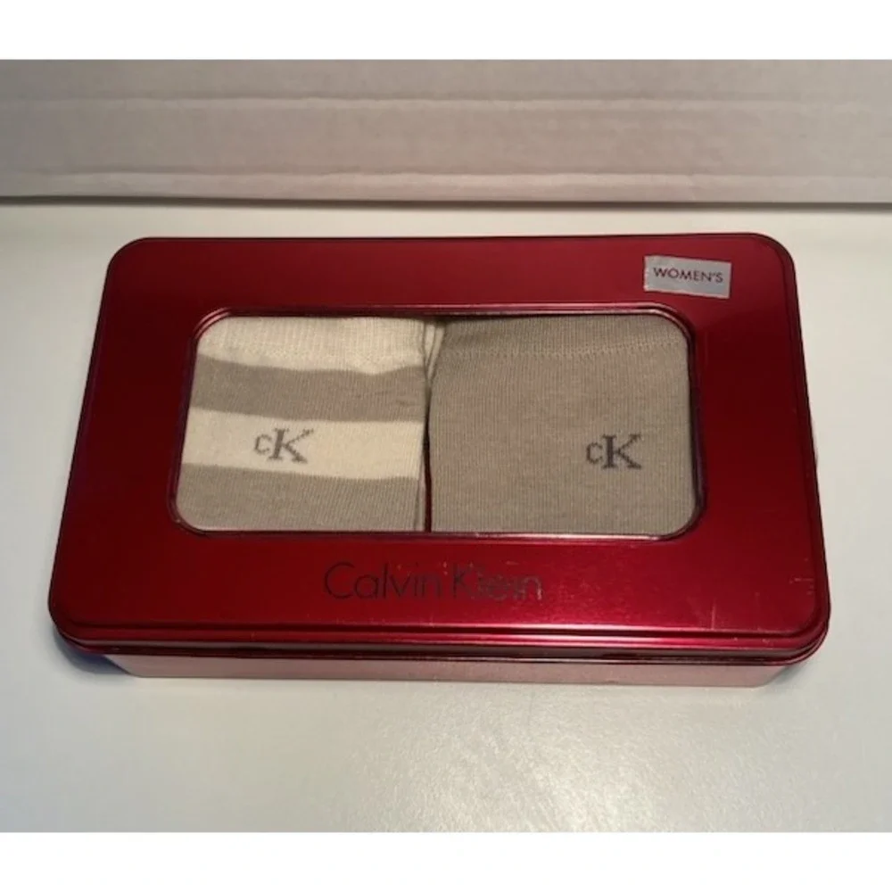 Calvin Klein Womens Crew Socks 2 Pack Neutral Beige Stripe Gift Tin‎ CK Logo